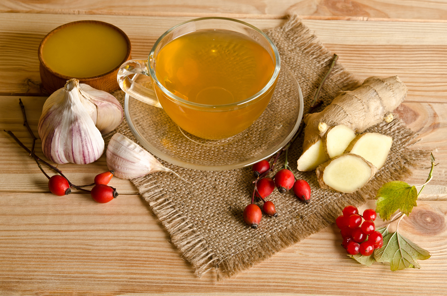 Что от простуды помогает взрослому. Чай с лимоном и медом. Чай с лимоном и шиповником. Отвар с шиповником и травами. Целебные напитки от простуды.